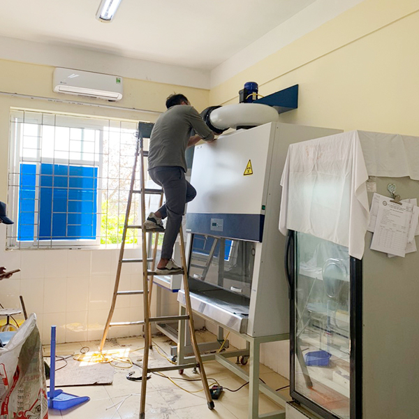 Kĩ thuật viên đang tiến hành sửa chữa thiết bị tại cơ sở y tế