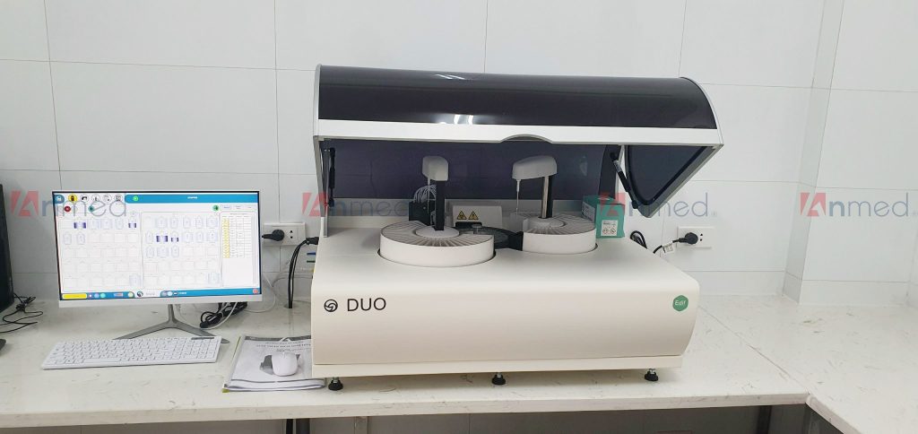 Thiết bị xét nghiệm sinh hoá được lắp hoàn thiện cho phòng khám đa khoa