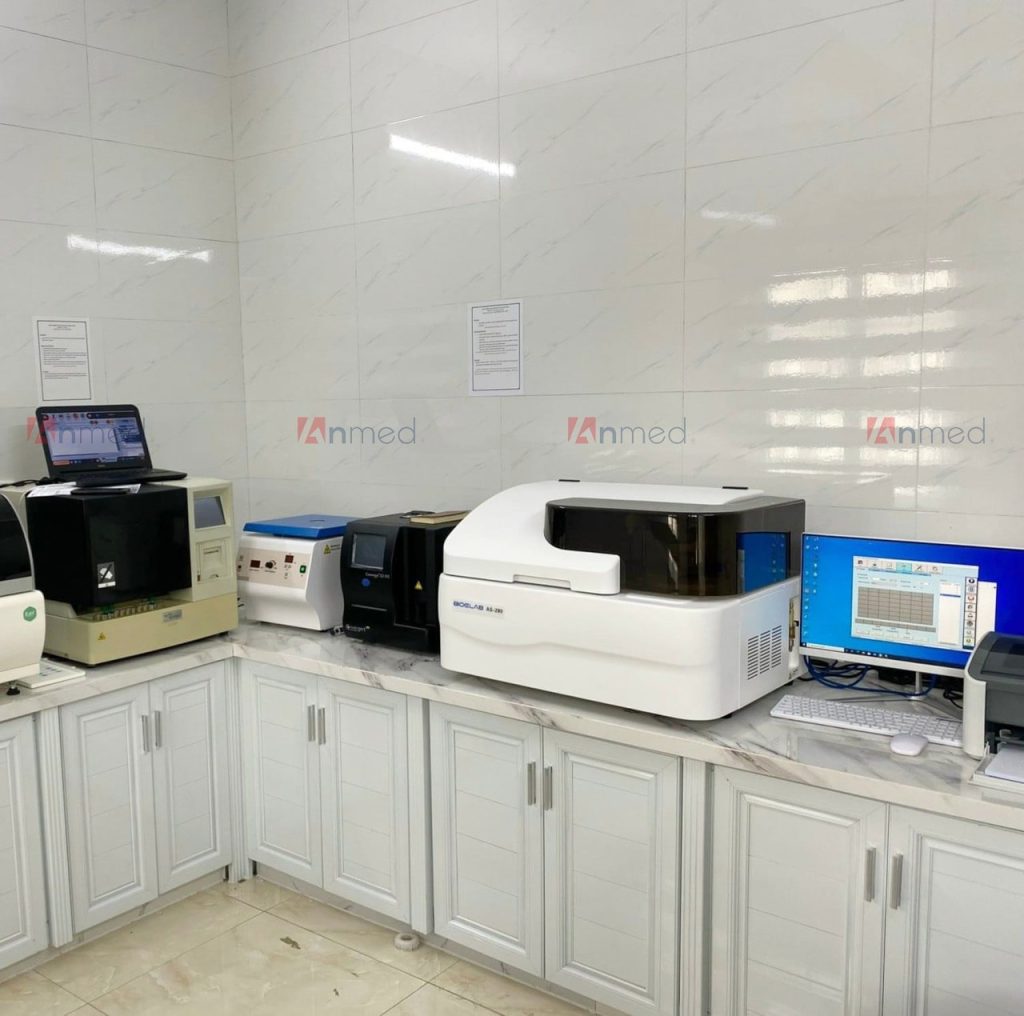 Đội ngũ kĩ thuật đã lắp đặt hoàn thiện phòng xét nghiệm đạt chuẩn cho cơ sở y tế