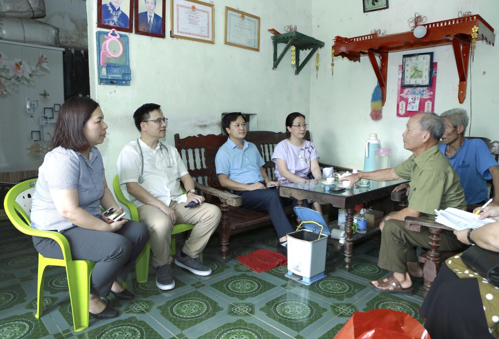 Đoàn công tác đến thăm trực tiếp gia đình đối tượng chính sách trên địa bàn huyện
