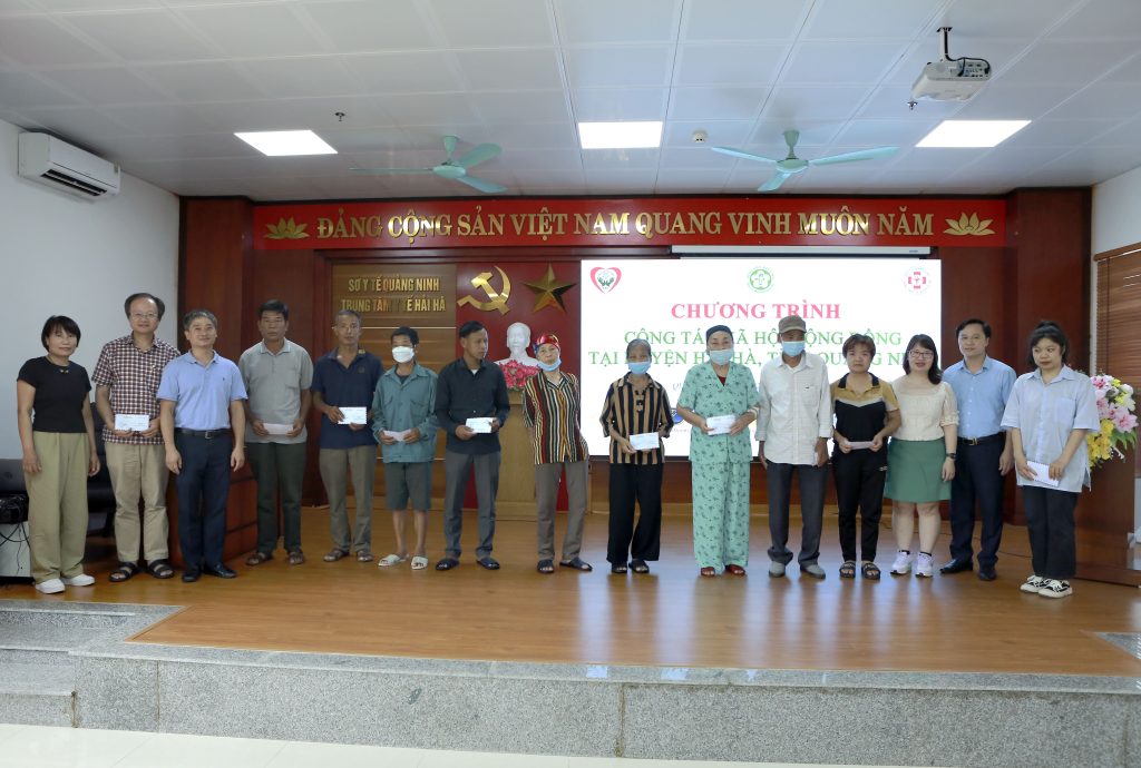 Đoàn công tác trao quà tặng cho những người dân gặp hoàn cảnh khó khăn