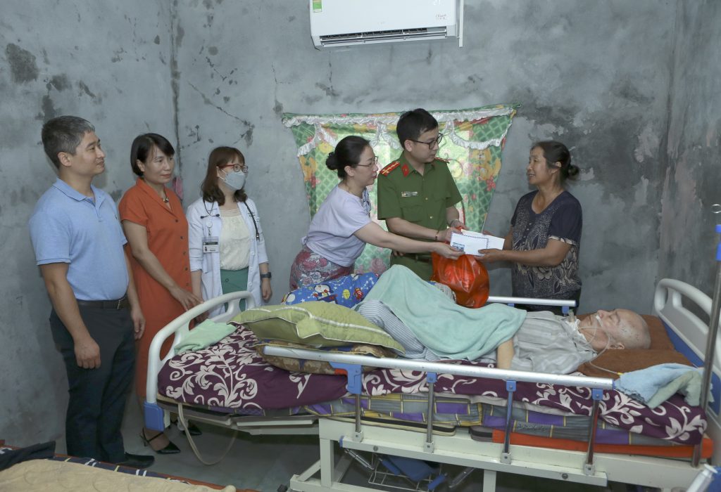 Đoàn công tác đang trao tặng những phần quà cho gia đình đặc biệt khó khăn