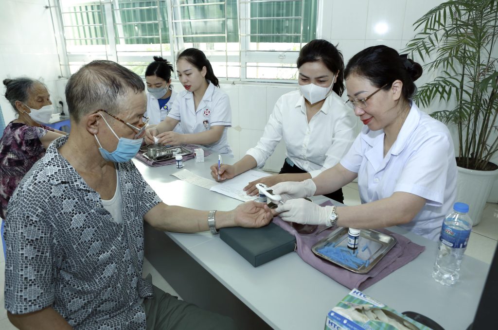 Đoàn y bác sĩ đang thăm khám bệnh cho người dân tại địa bàn huyện 