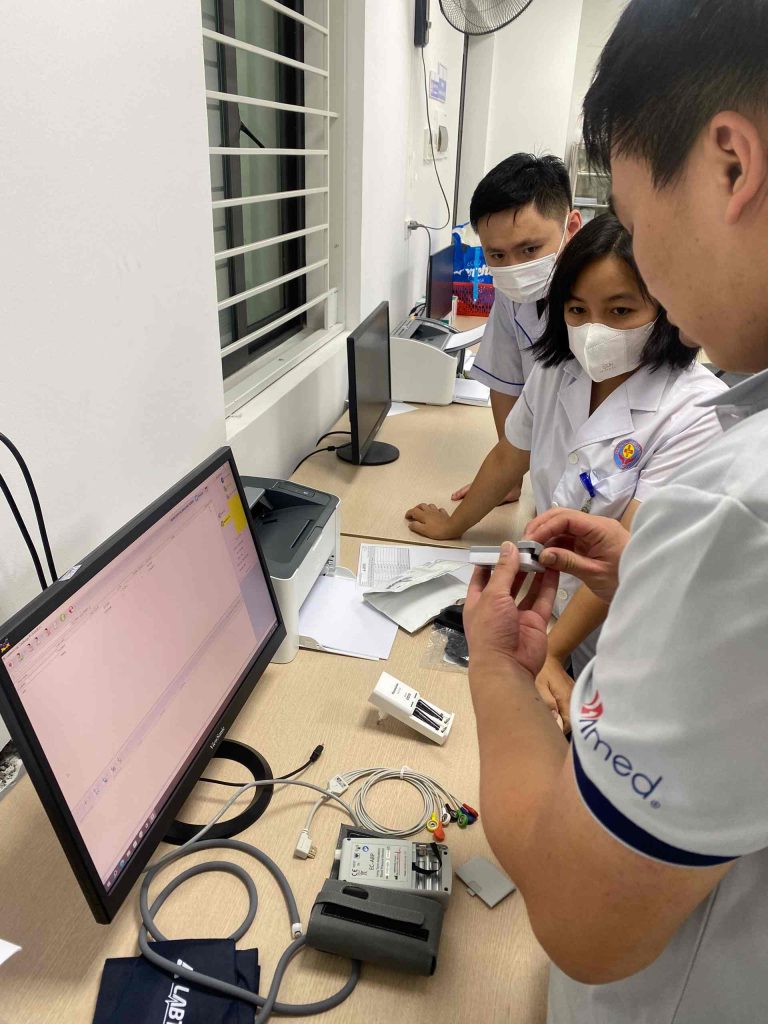 Đội ngũ kĩ thuật Anmed đang lắp đặt và bàn giao máy Holter điện tim cho BV Đa khoa tỉnh Bắc Giang 