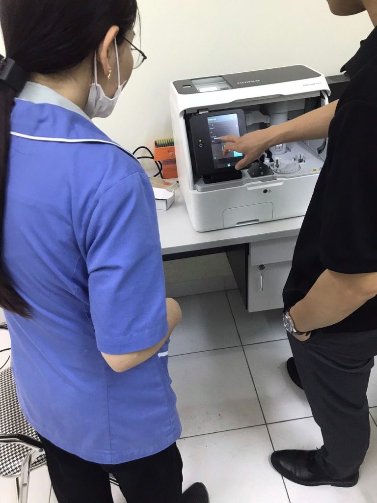 Đội ngũ kĩ thuật đang hướng dẫn kĩ thuật viên của viện sử dụng máy trước khi bàn giao hoàn thiện Đội ngũ kĩ thuật đang hướng dẫn kĩ thuật viên của viện sử dụng máy trước khi bàn giao hoàn thiện