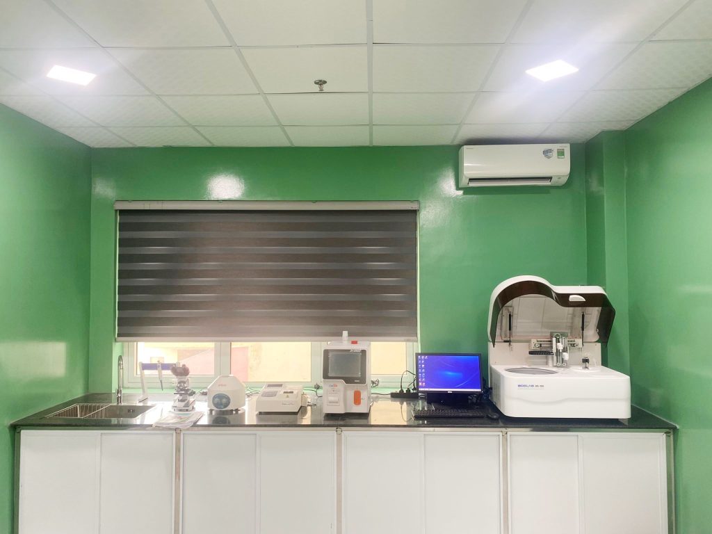 Nhân viên kĩ thuật Anmed lắp đặt hoàn thiện các thiết bị xét nghiệm cho phòng xét nghiệm chuyên nghiệp