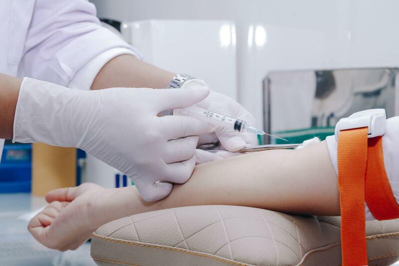 Bác sĩ tiến hành lấy máu để thực hiện xét nghiệm điện giải 